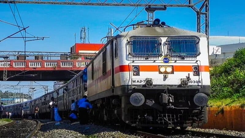 Indian Railway : रेल यात्रियों के लिए सामने आयी एक नई खुशखबरी, किराये को लेकर हुआ बड़ा एलान